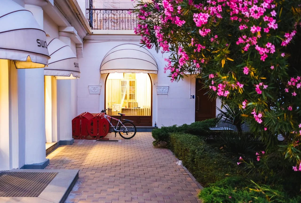 Influencer marketing strategies crafted for boutique hotels, reaching niche audiences beyond Instagram