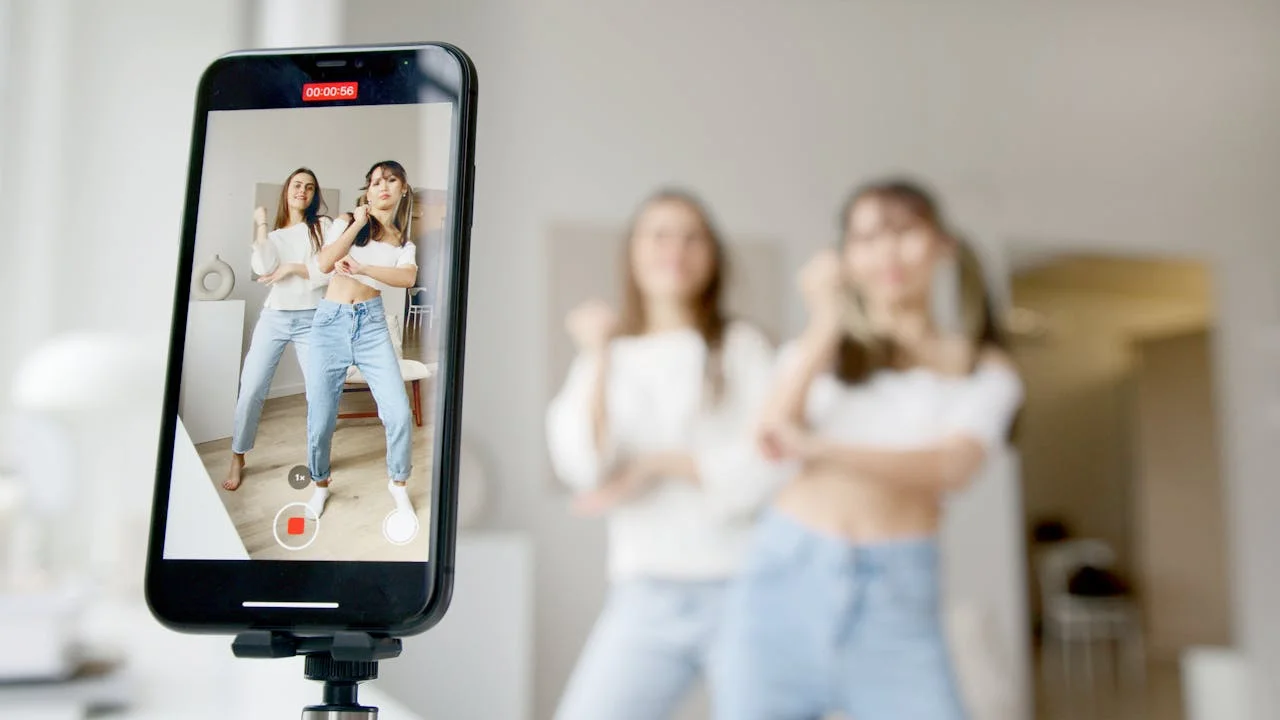 Influencer marketing professionals collaborate, discuss, and strategize future social commerce trends
