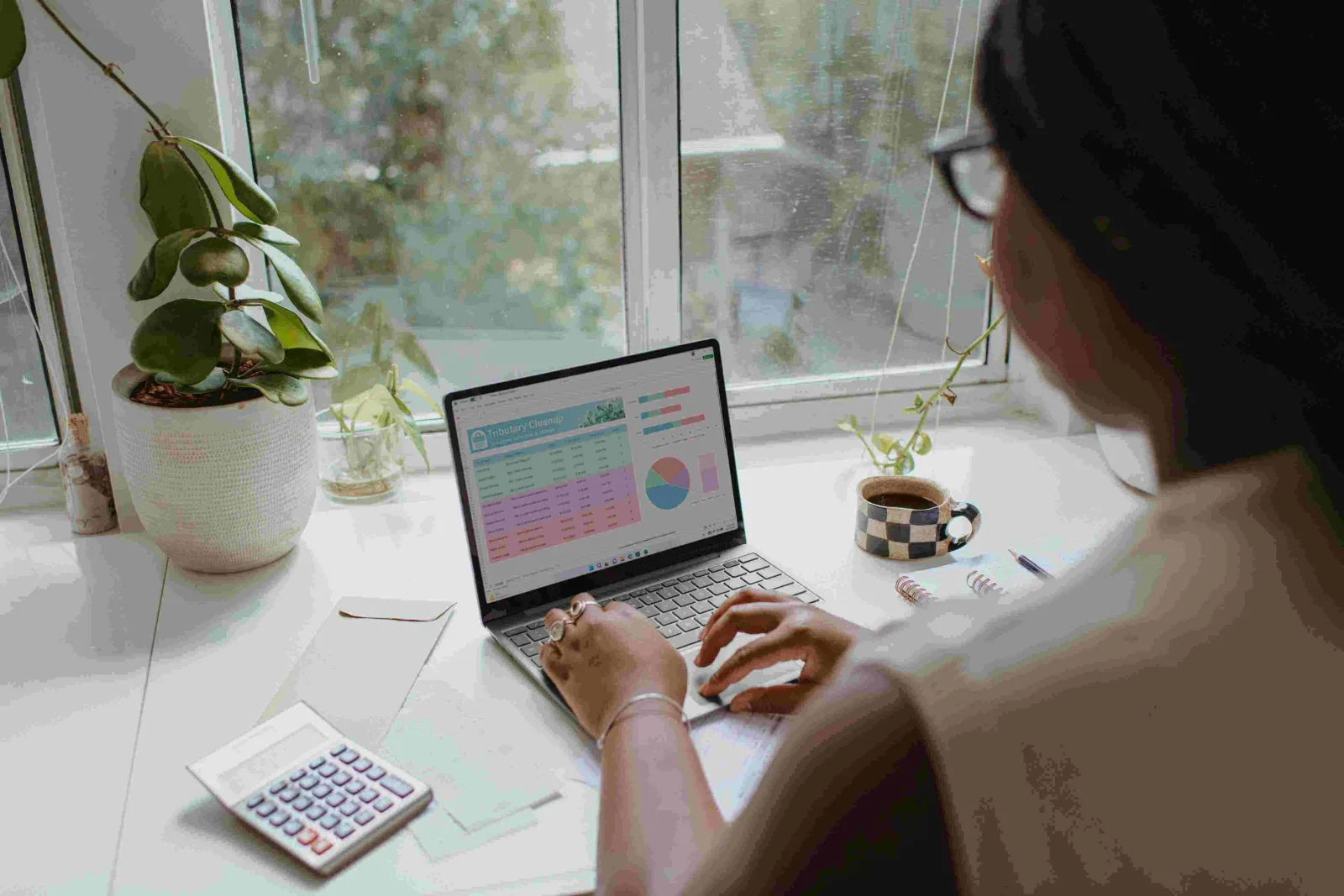 Calculating ROI for influencer marketing campaign, displaying growth and financial success