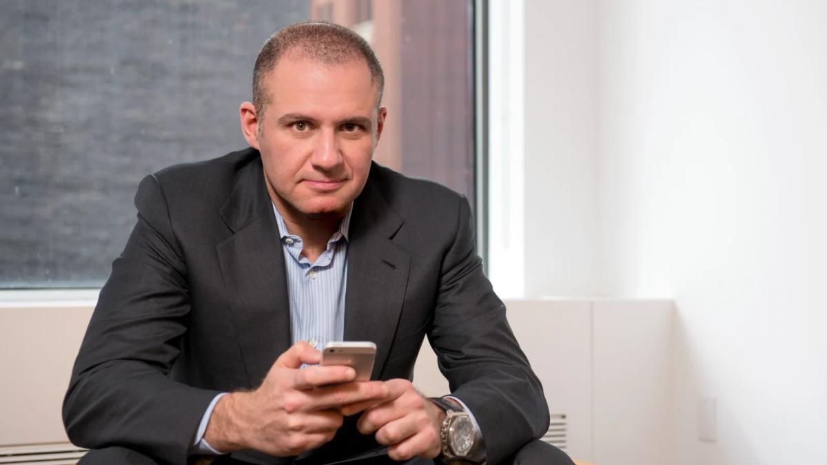 Businessman Ronn Torossian at his desk, working on a guest blog post