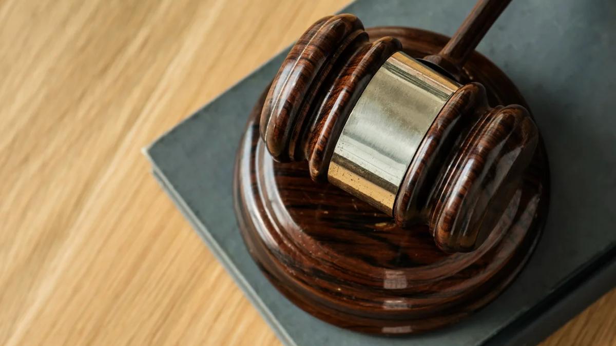 A gavel, legal books, and a pen signify the process of changing a law