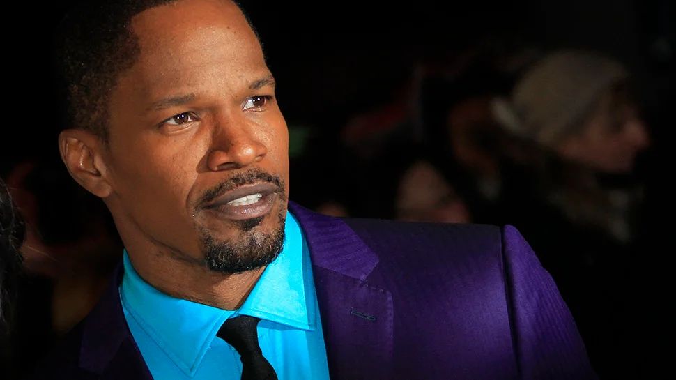 Jamie Foxx providing aid to man in serious car accident