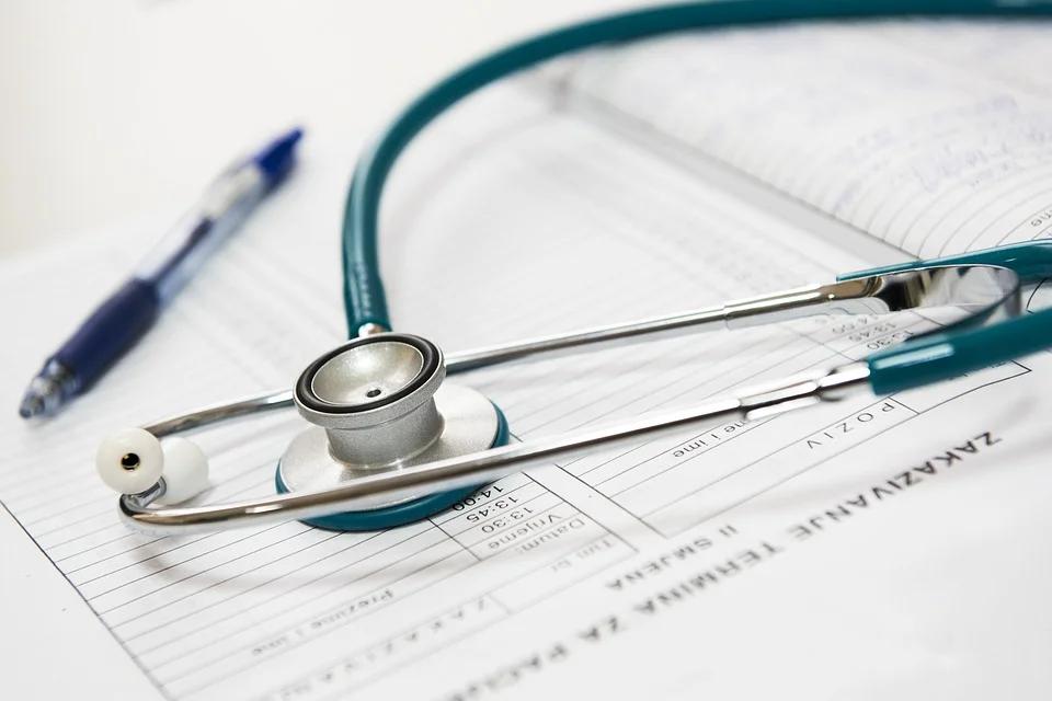 A doctor consults a patient, illustrating effective medical PR and communication