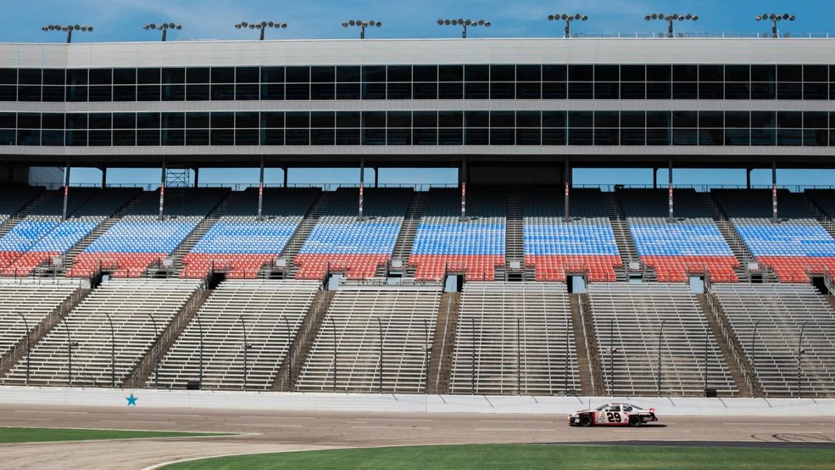 Michael Jordan and Denny Hamlin team up, challenging for a NASCAR championship