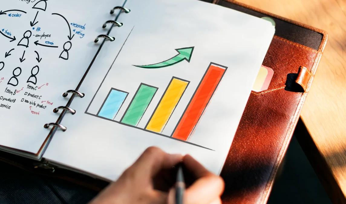 Psychology meets marketing: a hand pointing at a brain-shaped analytics graph