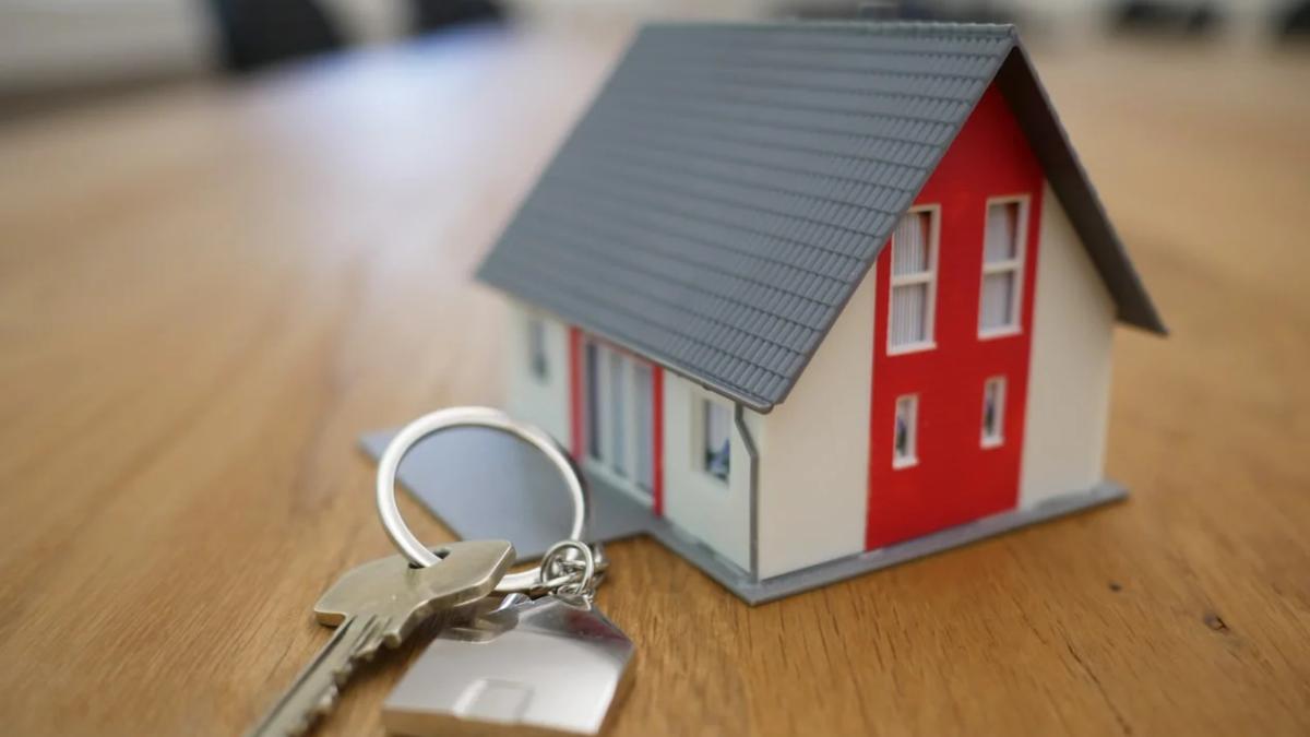 Real estate agent in a face mask helps clients navigate the post-COVID market