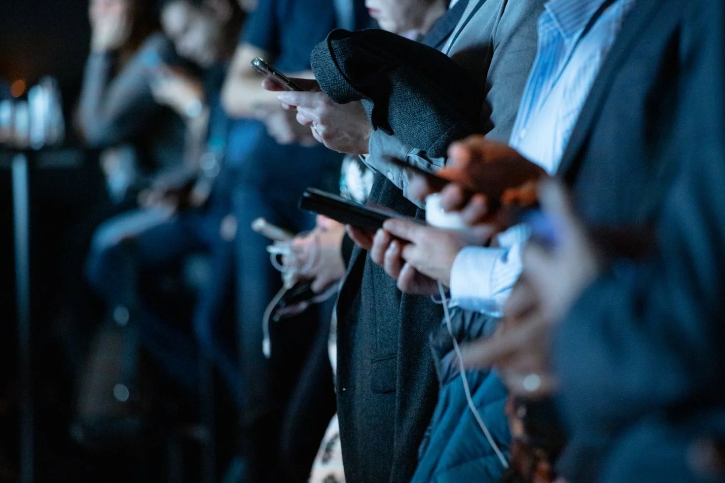 Person uses a magnifying glass to examine a news article for trustworthiness